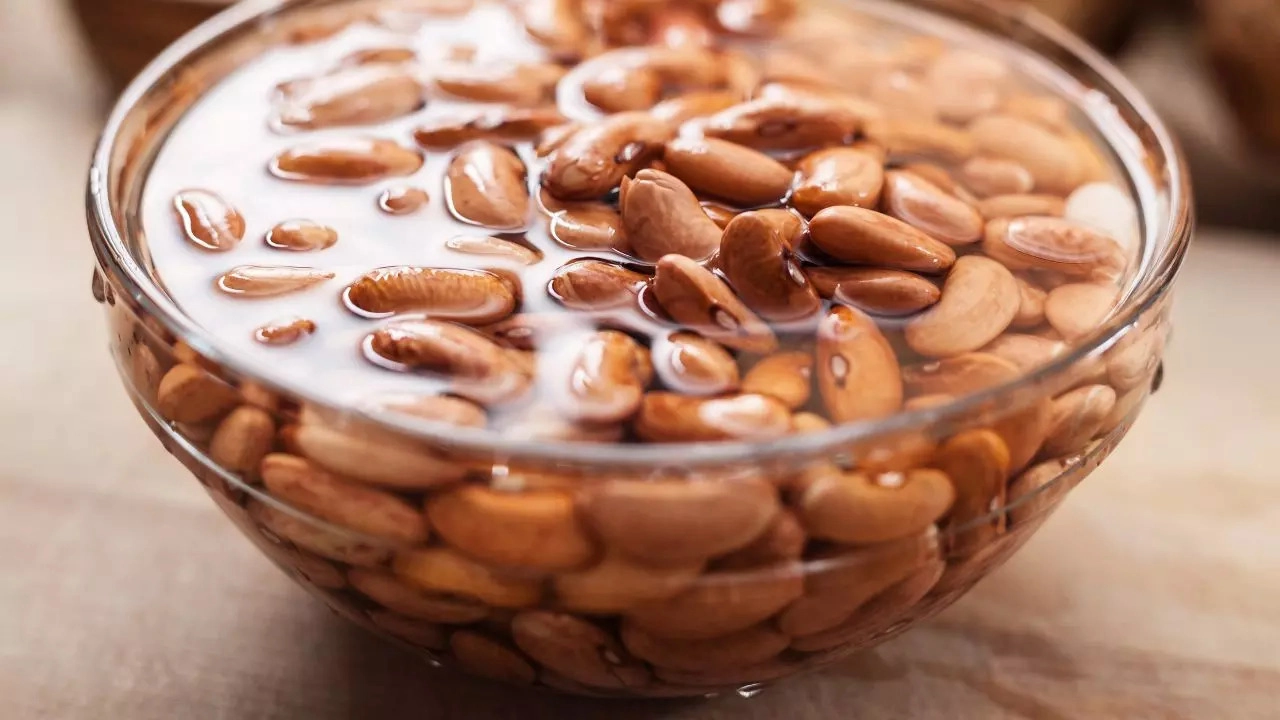 Ngâm hạt trong nước ấm qua đêm giúp hạt tăng vị ngon và dinh dưỡng