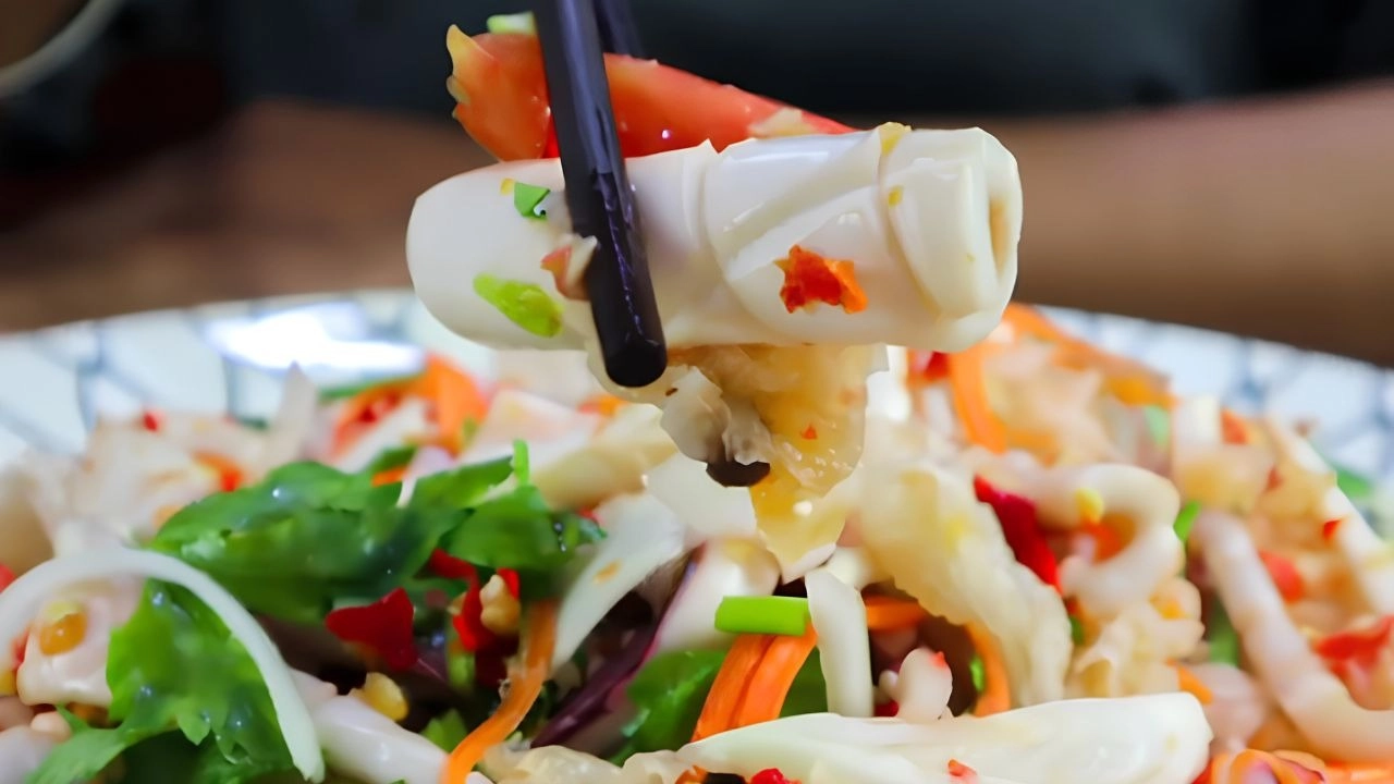 Gỏi mực kiểu Thái chua cay, giòn ngon