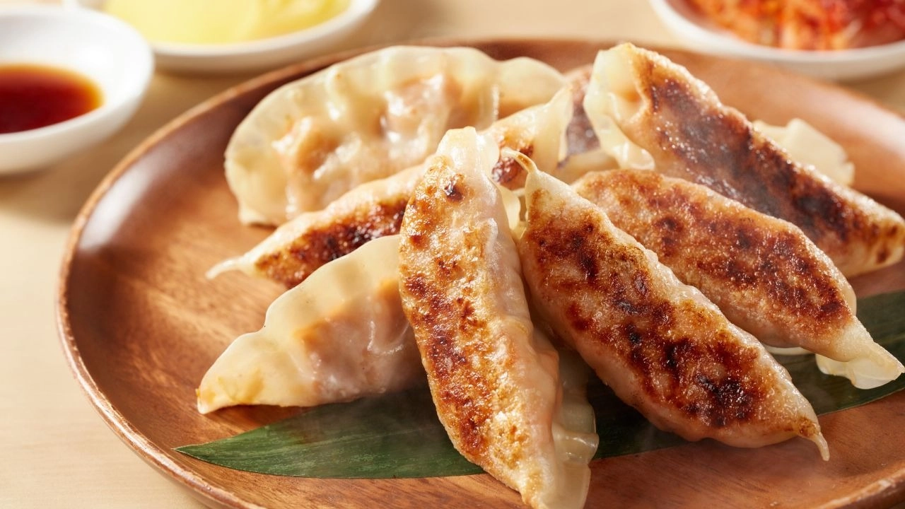 Sủi cảo chiên giòn sẽ có lớp vỏ giòn tan, ăn kèm tương ớt
