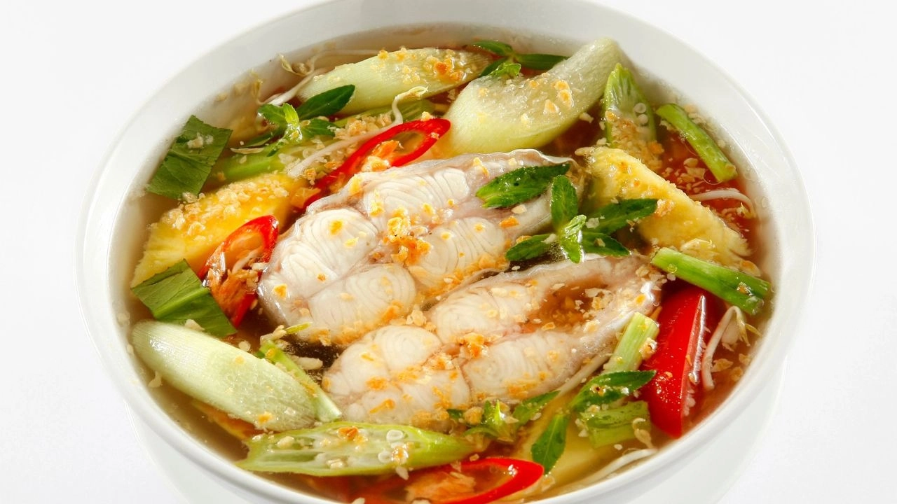 Canh chua cá nhụ là món thanh mát và dễ ăn
