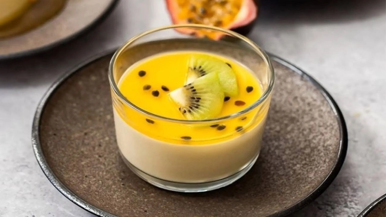 Panna cotta chanh dây là món tráng miệng được nhiều người yêu thích