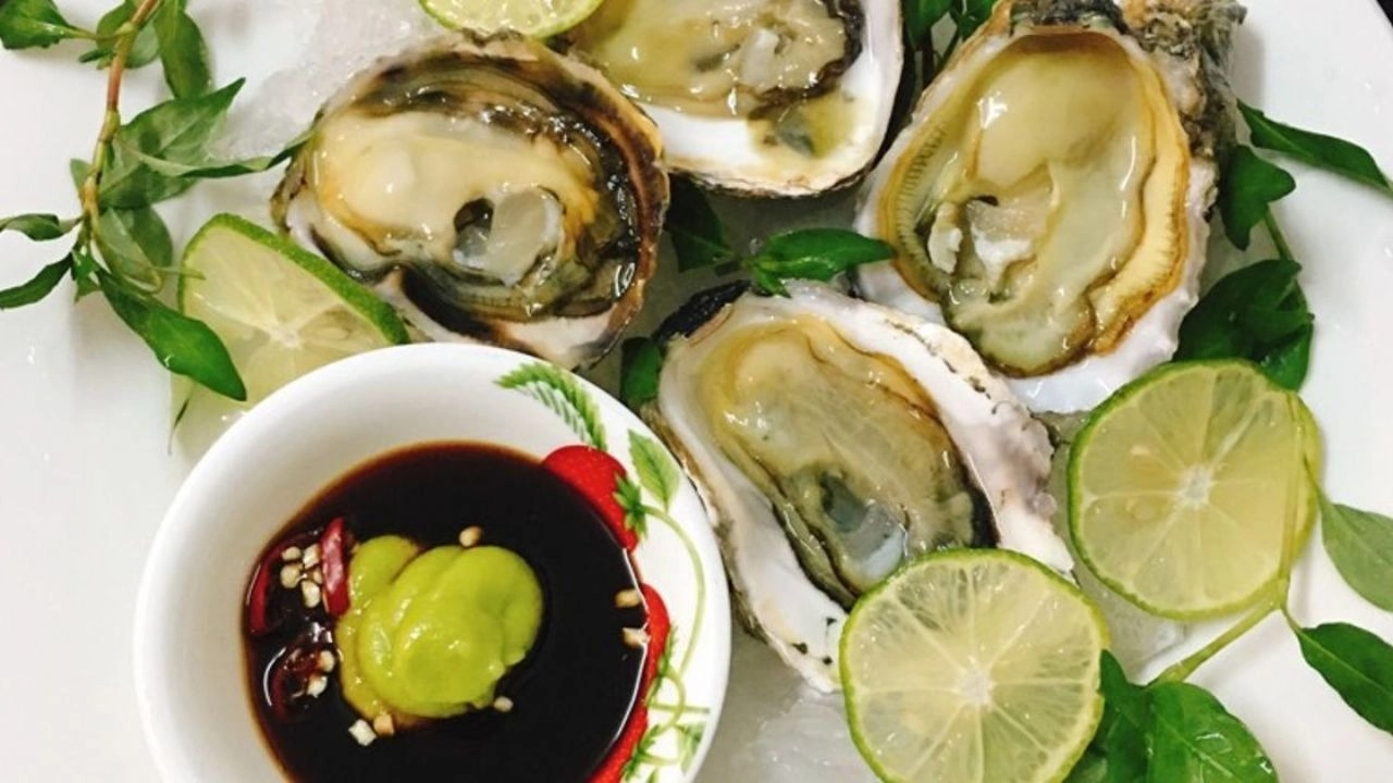 Hàu sống chấm nước tương và wasabi, cân bằng vị béo với chút mặn cay đặc trưng