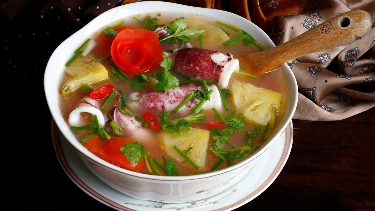 Canh chua mực thanh mát, chua dịu, ngọt tự nhiên