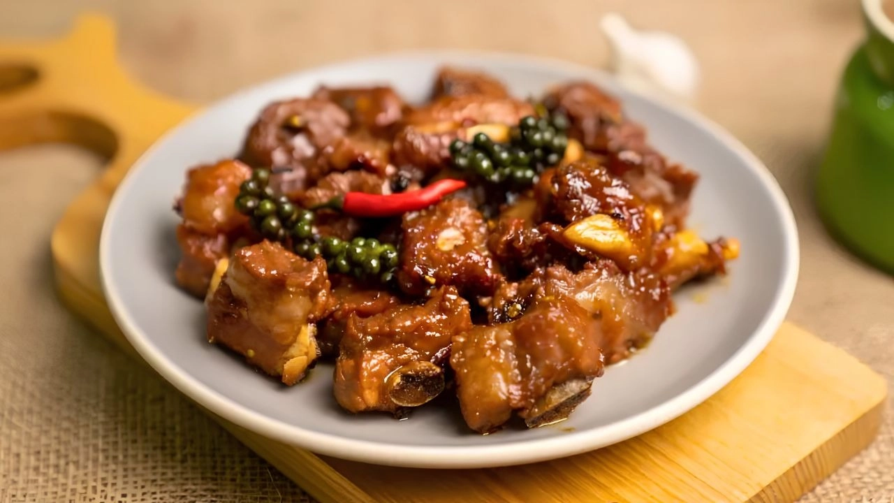 Sườn bò hầm sốt là món ăn đậm vị và rất bắt cơm