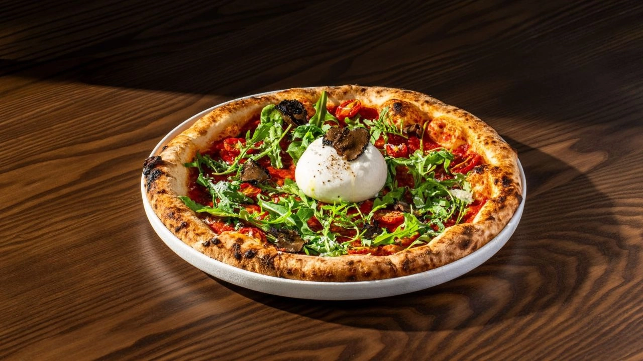 Thêm sốt nấm truffle lên pizza sau khi nướng