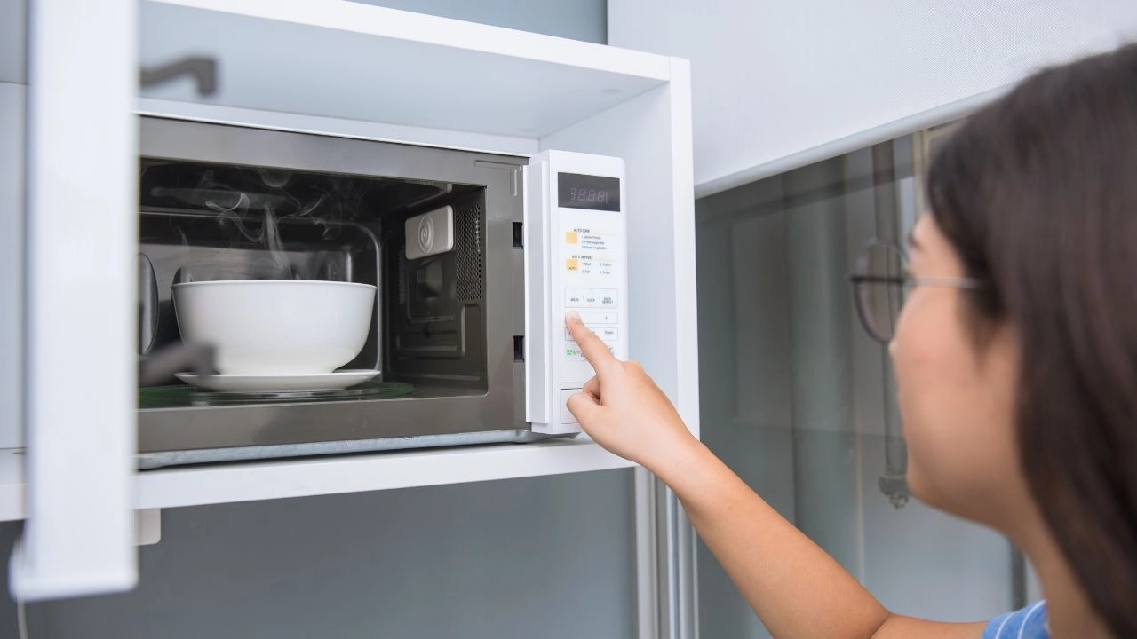 Hâm bằng lò vi sóng giúp làm nóng lươn mà không cần thêm dầu
