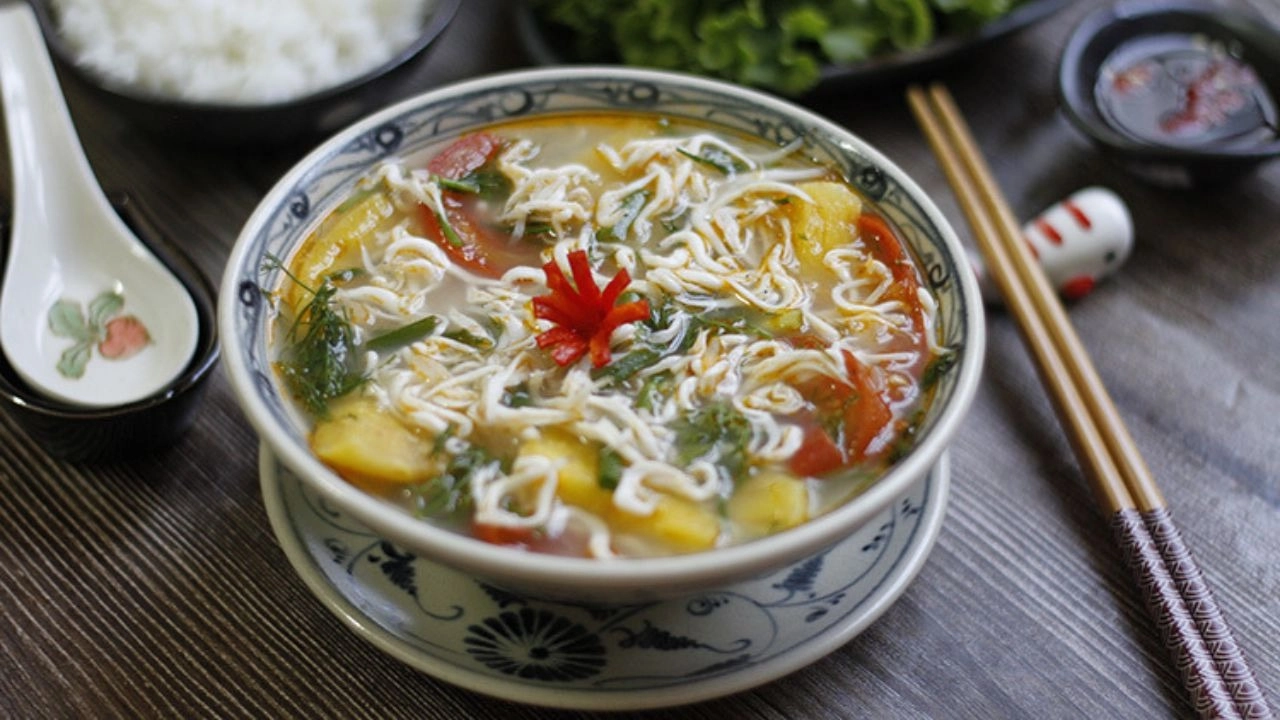 Canh chua cá mờm phù hợp cho bữa ăn thanh đạm mà vẫn phù hợp với bữa ăn