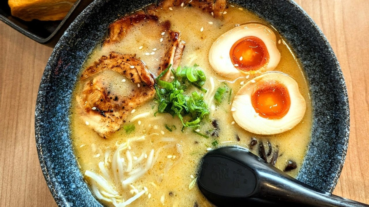 Nấu mì ramen với miso để tạo ra nước dùng đậm vị chuẩn Nhật