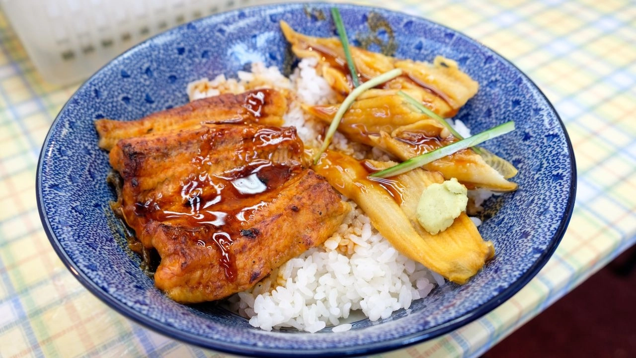 Sốt Kabayaki có vị mặn ngọt hài hòa giúp lươn đậm đà hơn