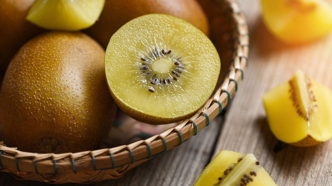 Kiwi giàu kali, góp phần cân bằng natri và hỗ trợ duy trì huyết áp ổn định