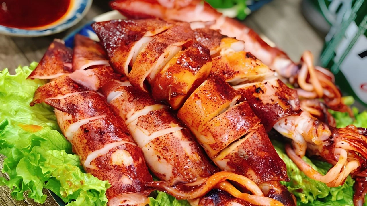 Mực ống nướng sa tế có vị cay nhẹ và đậm đà