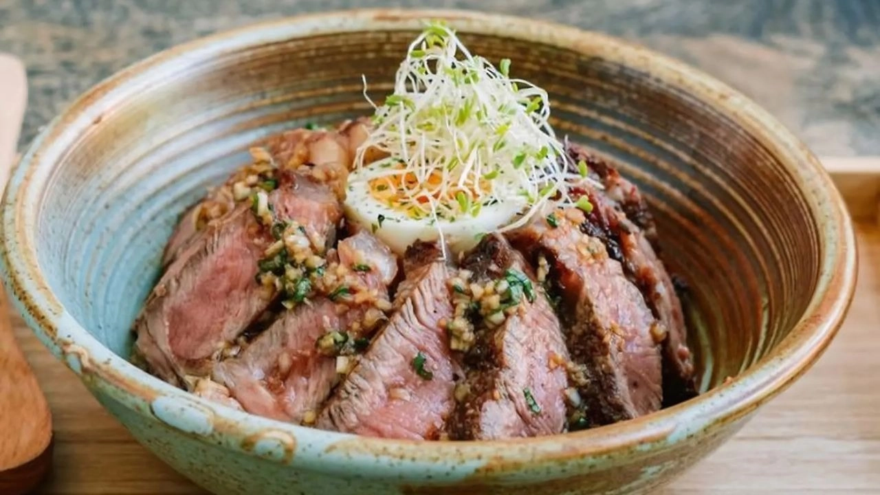 Ướp miso với thịt bò để có vị đậm đà và thịt mềm hơn