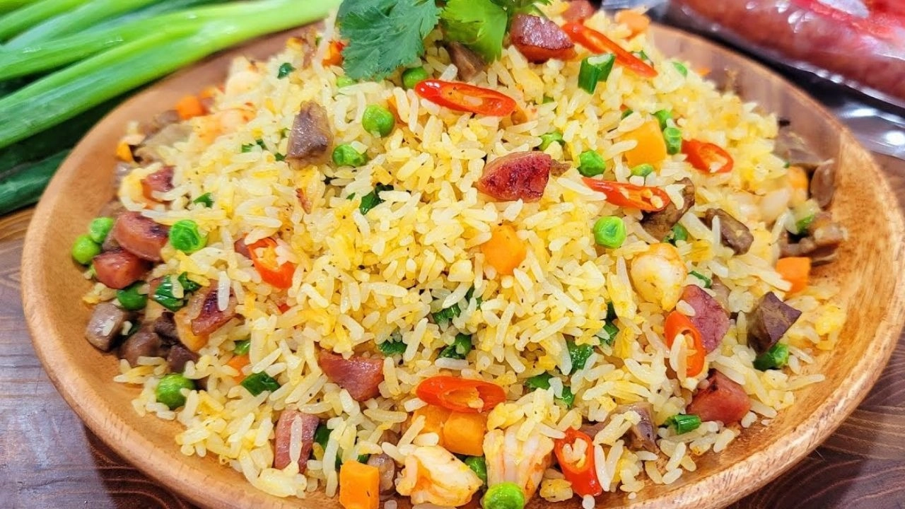 Cơm chiên Dương Châu lạp xưởng có vị thơm, béo nhẹ và đậm đà