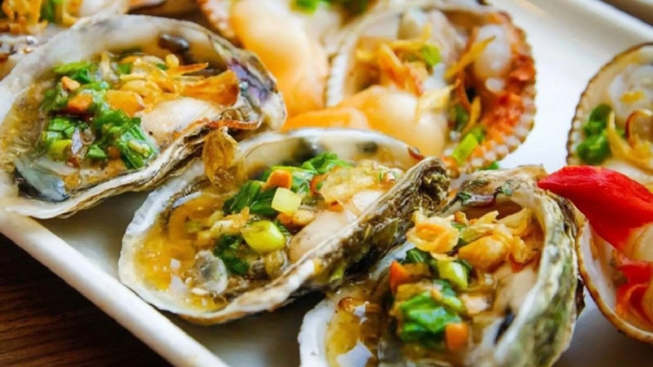 Hàu nướng phô mai là món ăn đậm đà, thơm và dễ thưởng thức.