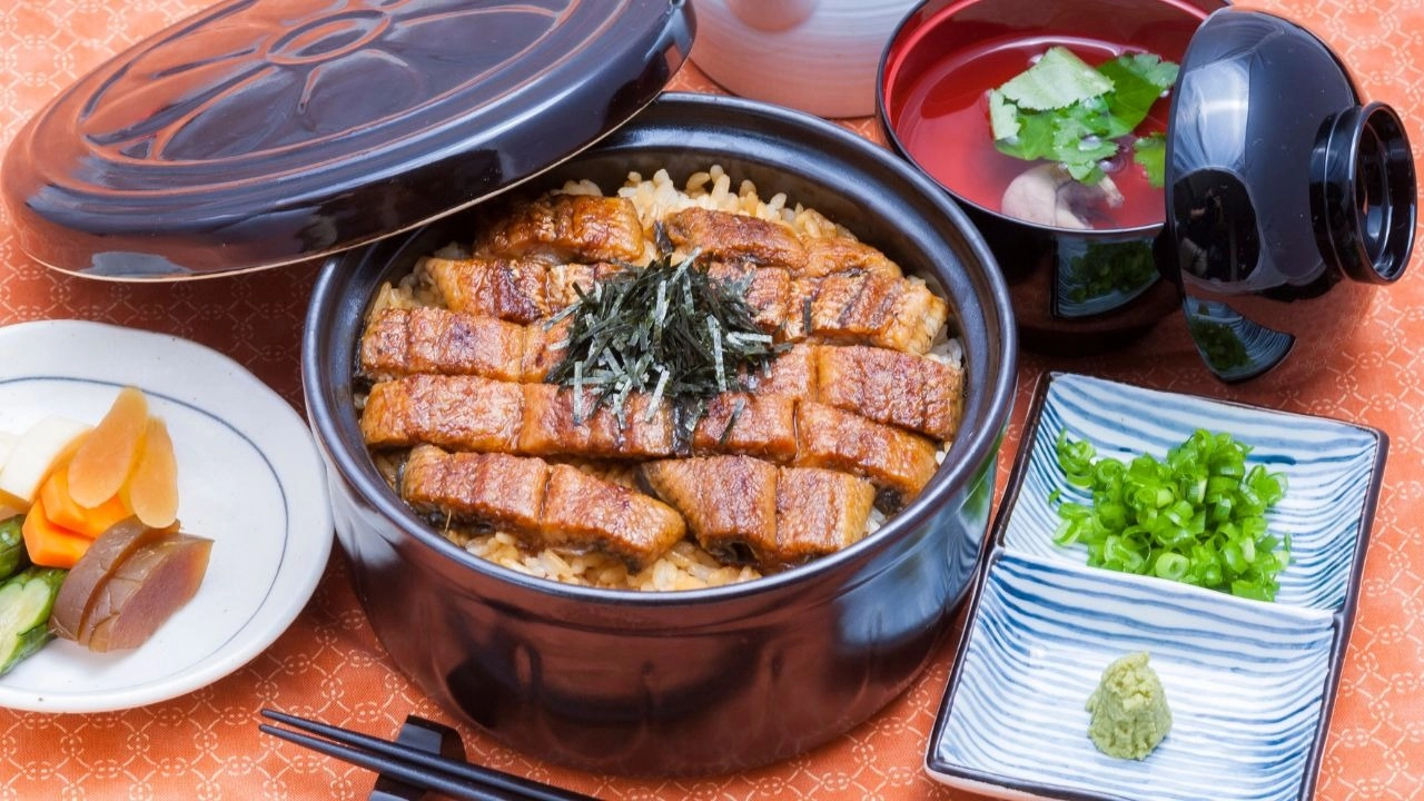 Hitsumabushi là cơm lươn Kabayaki cắt nhỏ ăn cùng hành lá, rong biển, wasabi