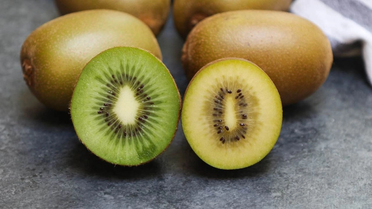 Kiwi xanh có màu nâu đậm, kiwi vàng có