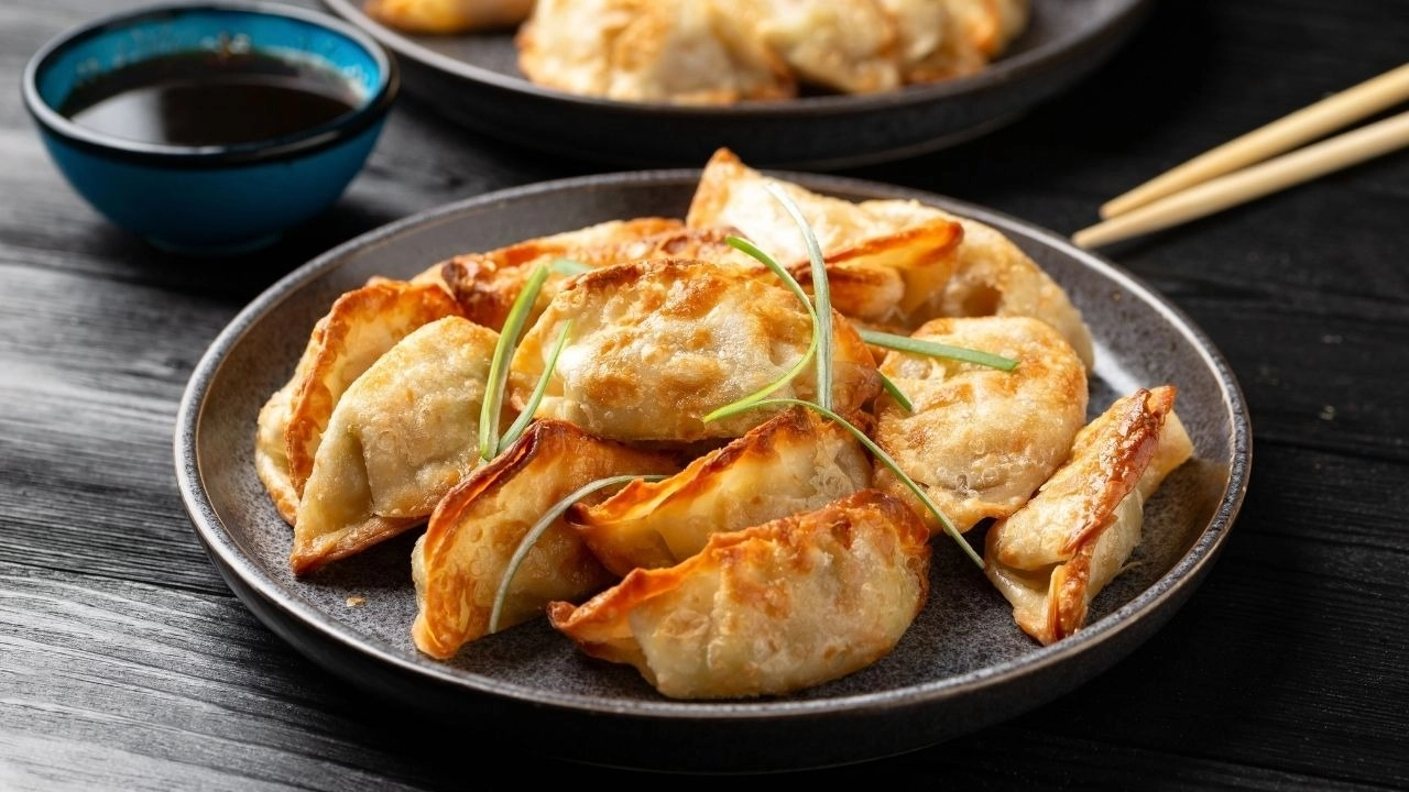 Vỏ bánh có độ đàn hồi tốt, dễ gấp nếp và bám dính giúp bánh đẹp mắt hơn