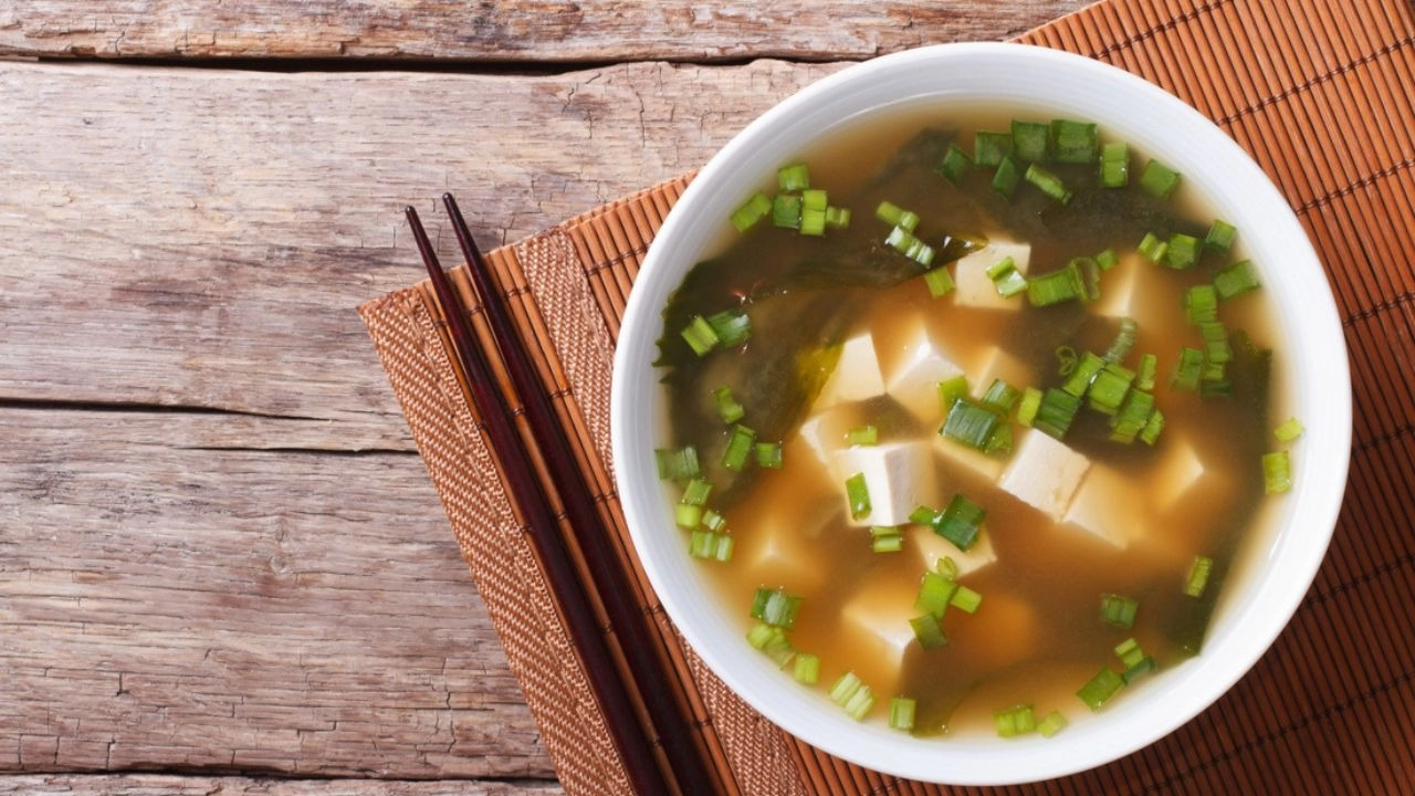 Miso là món ăn truyền thống của Nhật Bản có thể kết hợp nhiều nguyên liệu khác nhau