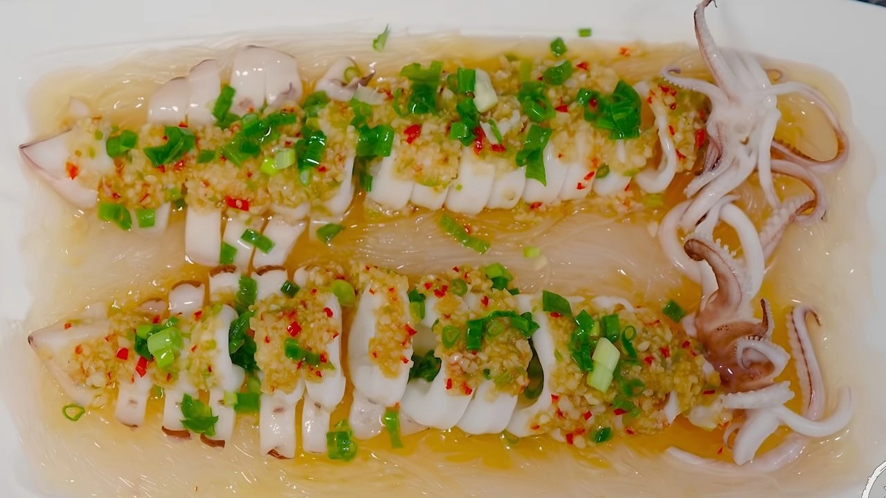 Mực ống hấp gừng là món thanh đạm, giàu protein
