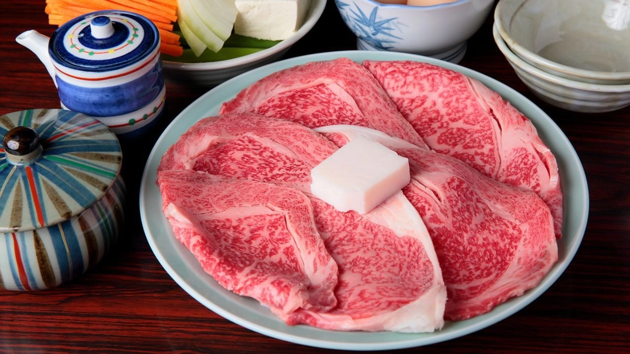 Rã đông trong ngăn mát để giữ trọn độ mềm và mọng nước của bò Matsusaka