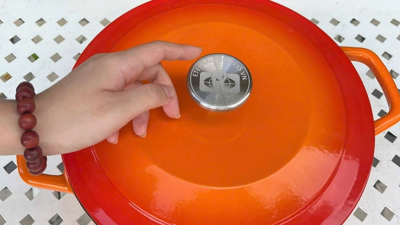 Chất liệu gỗ tự nhiên, kim loại/inox, gang và thủy tinh chịu nhiệt rất ăn nét khắc laser