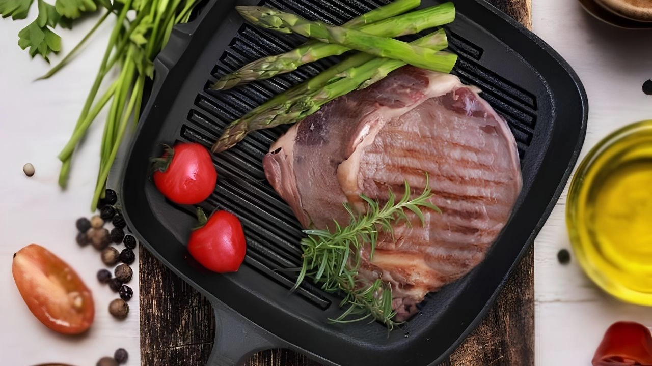 Sườn áp chảo là món giữ được độ mềm mọng của thịt