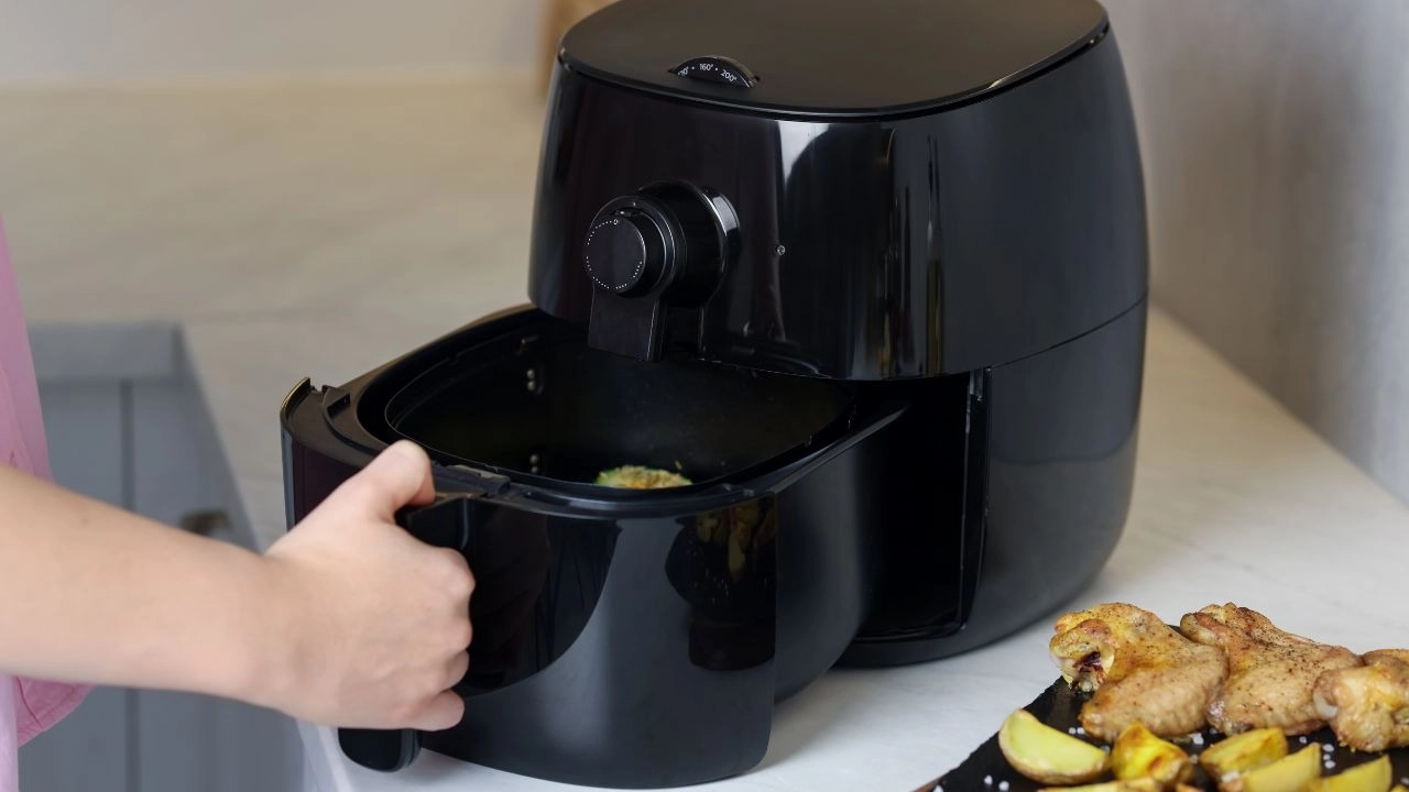 Hâm bằng nồi chiên không dầu hoặc lò nướng giúp bề mặt lươn ráo hơn