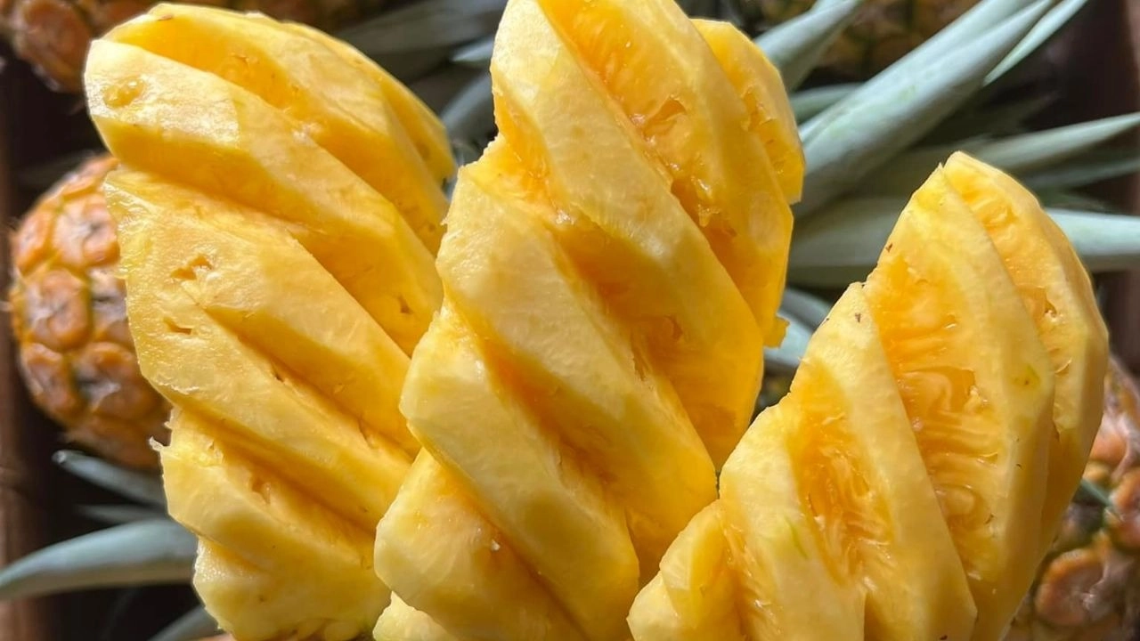 Thơm có thịt vàng đều, mọng nước, ít xơ, dễ ăn và dễ chế biến