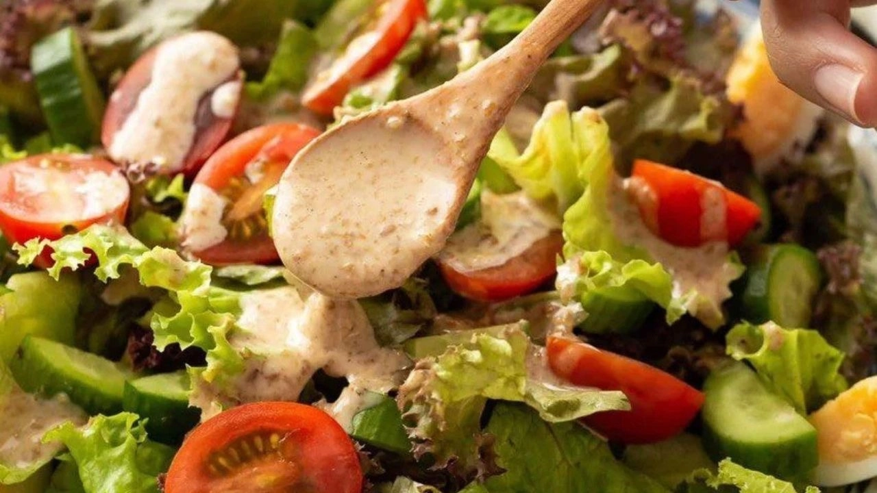 Miso rất phù hợp với salad rau xanh, bơ, cà chua