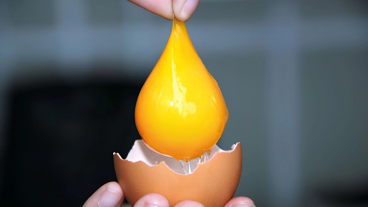 Trứng gà Nhật thường có lòng đỏ đậm chứa Lecithin và Choline lớn