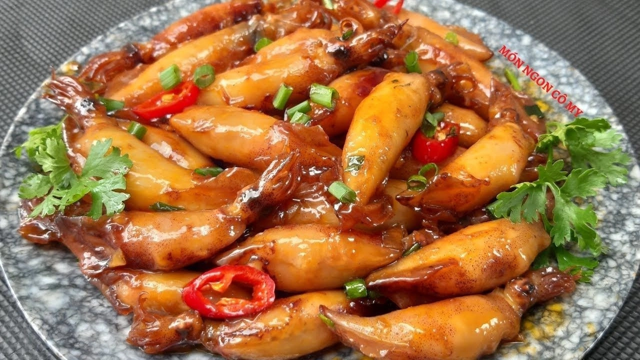 Mực chiên nước mắm có hương vị mặn ngọt đậm đà