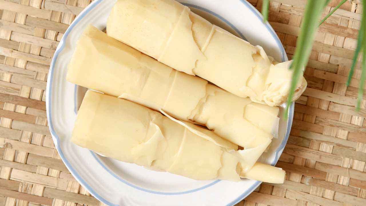 Măng luộc chấm kho quẹt là món ăn phù hợp cho măm cơm gia đình