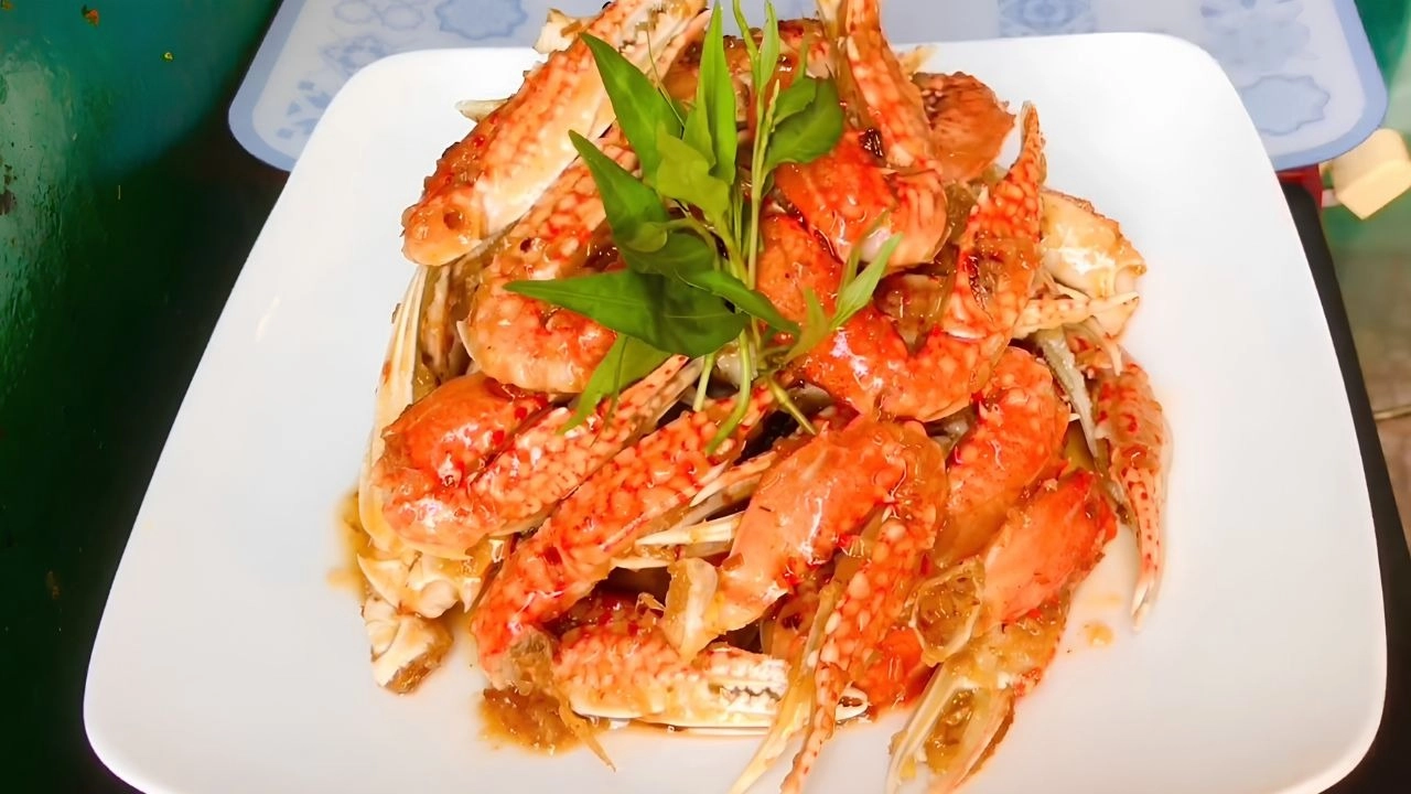 Càng ghẹ xào bơ tỏi món ăn có vị béo nhẹ và đậm đà