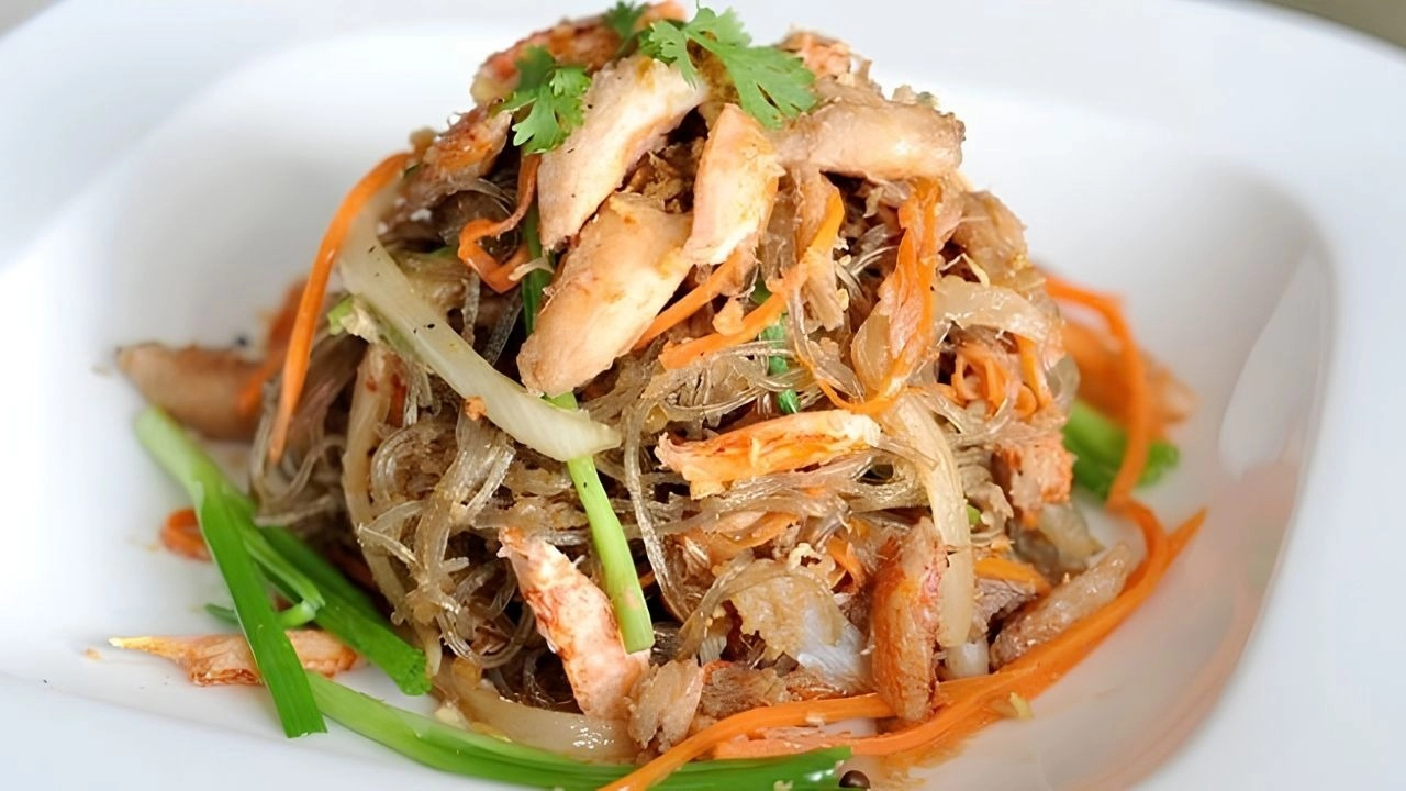Càng ghẹ xào miến là món ăn bạn có thể ăn thêm với rau củ