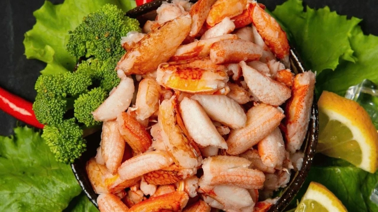 Salad hoặc cơm trộn càng ghẹ là món ăn thanh nhẹ, dễ ăn