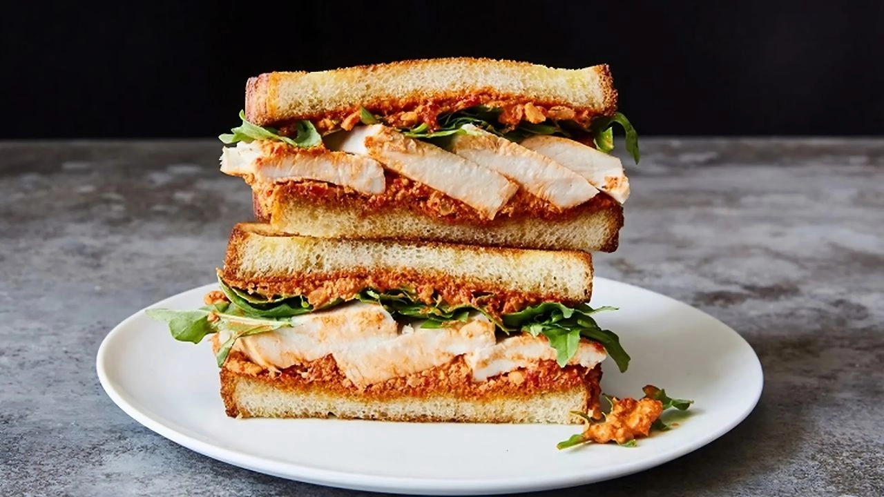Sandwich ức gà xông khói phù hợp cho bữa sáng tiện lợi