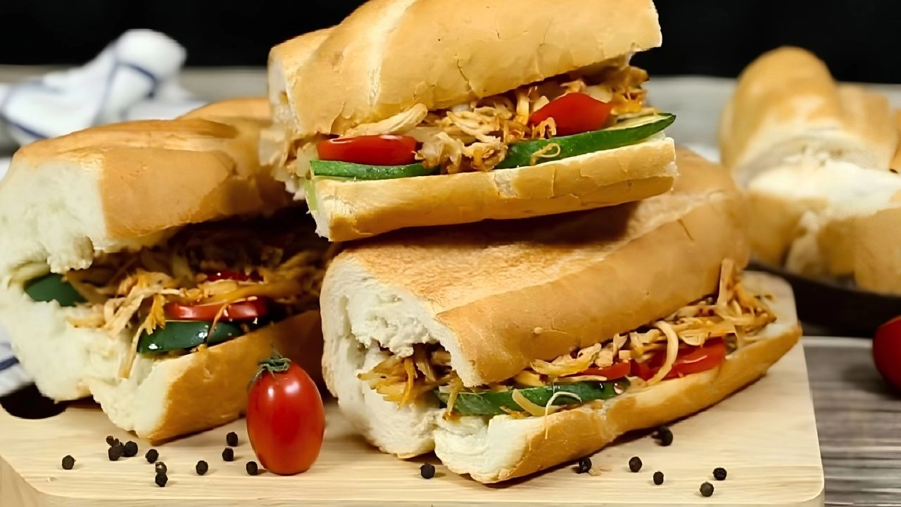 Bánh mì ức gà phù hợp cho những bữa ăn nhanh