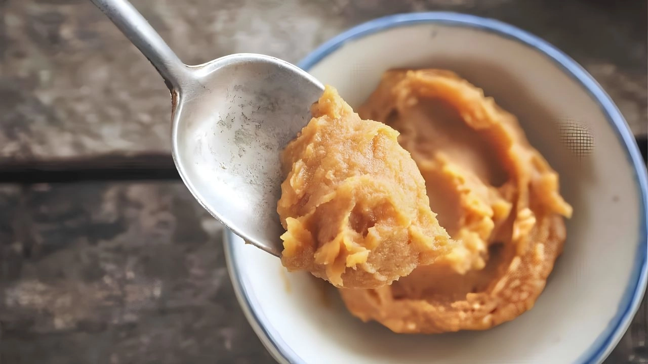 Miso Nhật Bản thường có thành phần làđậu nành, muối, men Koji